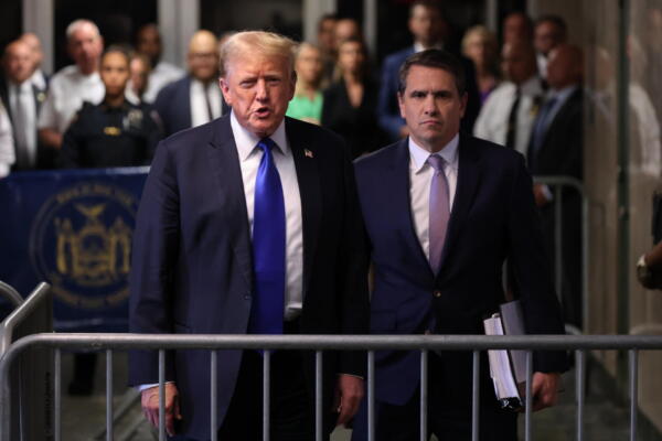 Donald Trump junto a Todd Blanche. EFE/Michael M. Santiago
