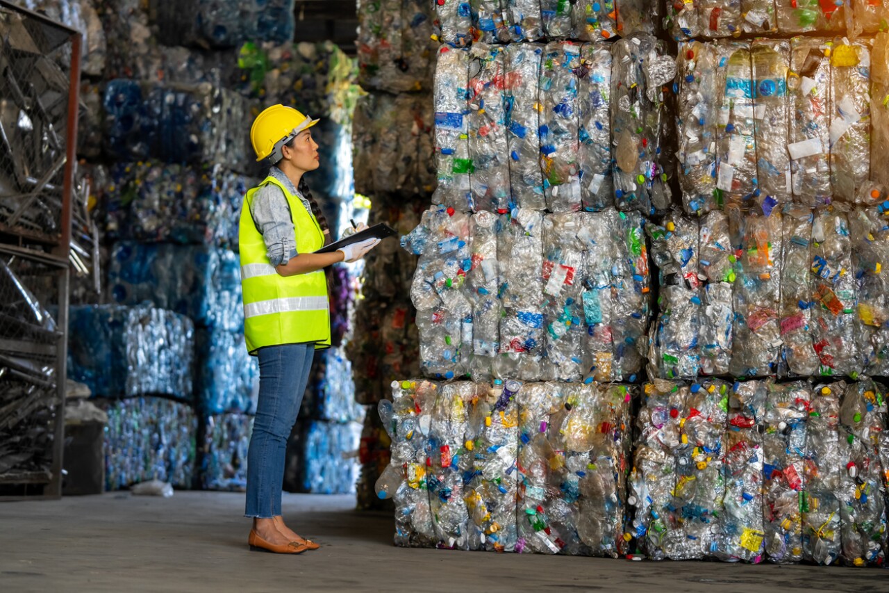 Proponen aplicar impuestos a criptomonedas y plásticos para la lucha climática