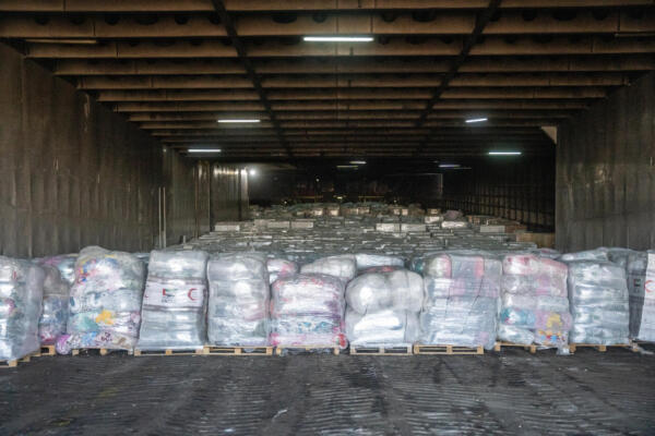 Llegan a Israel miles de palés de ayuda humanitaria para Gaza desde EAUprocedentes de Emiratos Árabes Unidos (EAU), fueron descargados este jueves en el puerto israelí de Asdod. Los palés serán transportados en más de 300 camiones hasta los cruces de Erez Oeste y Kerem Shalom, ubicados en el norte y el sur de la Franja de Gaza, respectivamente, dijeron en un comunicado conjunto el Ejército israelí y el COGAT, el organismo militar encargado de los asuntos civiles en Gaza y Cisjordania ocupada. EFE/Ejército de Israel SOLO USO EDITORIAL/SOLO DISPONIBLE PARA ILUSTRAR LA NOTICIA QUE ACOMPAÑA (CRÉDITO OBLIGATORIO)