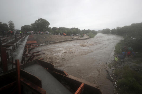 Crecida de un río por el paso de la tormenta Sara, (Honduras). EFE