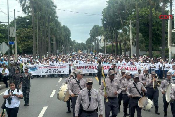  Este domingo, miles de personas provenientes de las parroquias de la Iglesia Católica del Gran Santo Domingo y Santiago se reunieron en las caminatas 