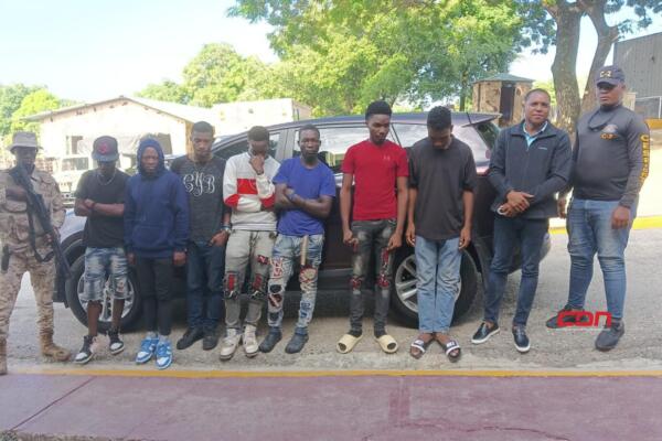 Los extranjeros, todos de sexo masculino, fueron introducidos desde Haití hacia territorio dominicano, en violación a los artículos 2 y 7, de la Ley 137-03, sobre tráfico ilícito de migración y trata de personas. Foto: CDN Digital 
