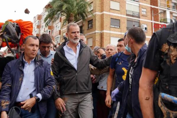 Insultan y lanzan barro a reyes de España en zonas inundadas.(foto, fuente externa)
