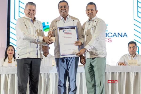 Víctor D'Aza, fue galardonado con el reconocimiento a la Excelencia Municipal durante la primera Cumbre Latinoamericana de Concejales.(foto, fuente externa)