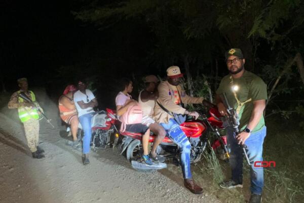 Envían a la justicia a motociclistas que transportaban haitianos indocumentados.(foto, fuente externa)