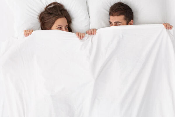 Pareja reveló en VIDEO su costumbre a la hora de dormir