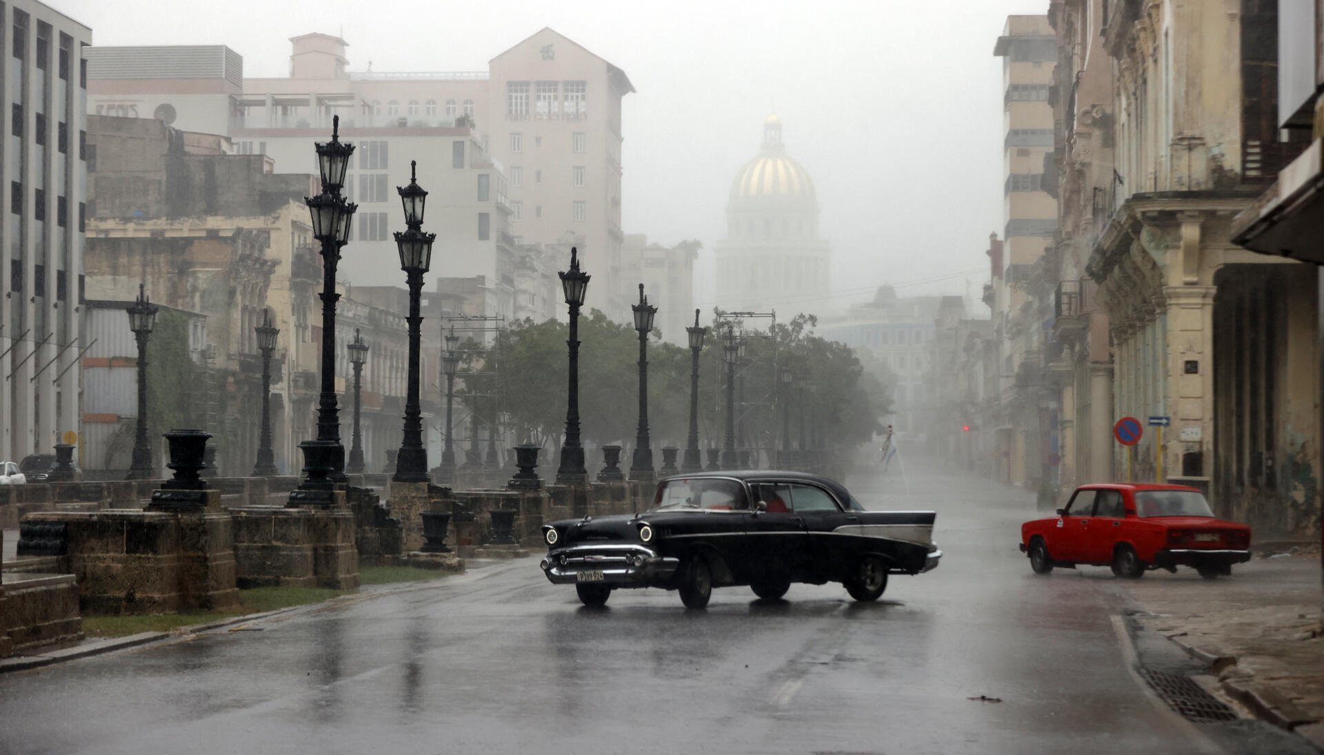 Huracán Rafael sale de Cuba y deja a la isla a oscuras
