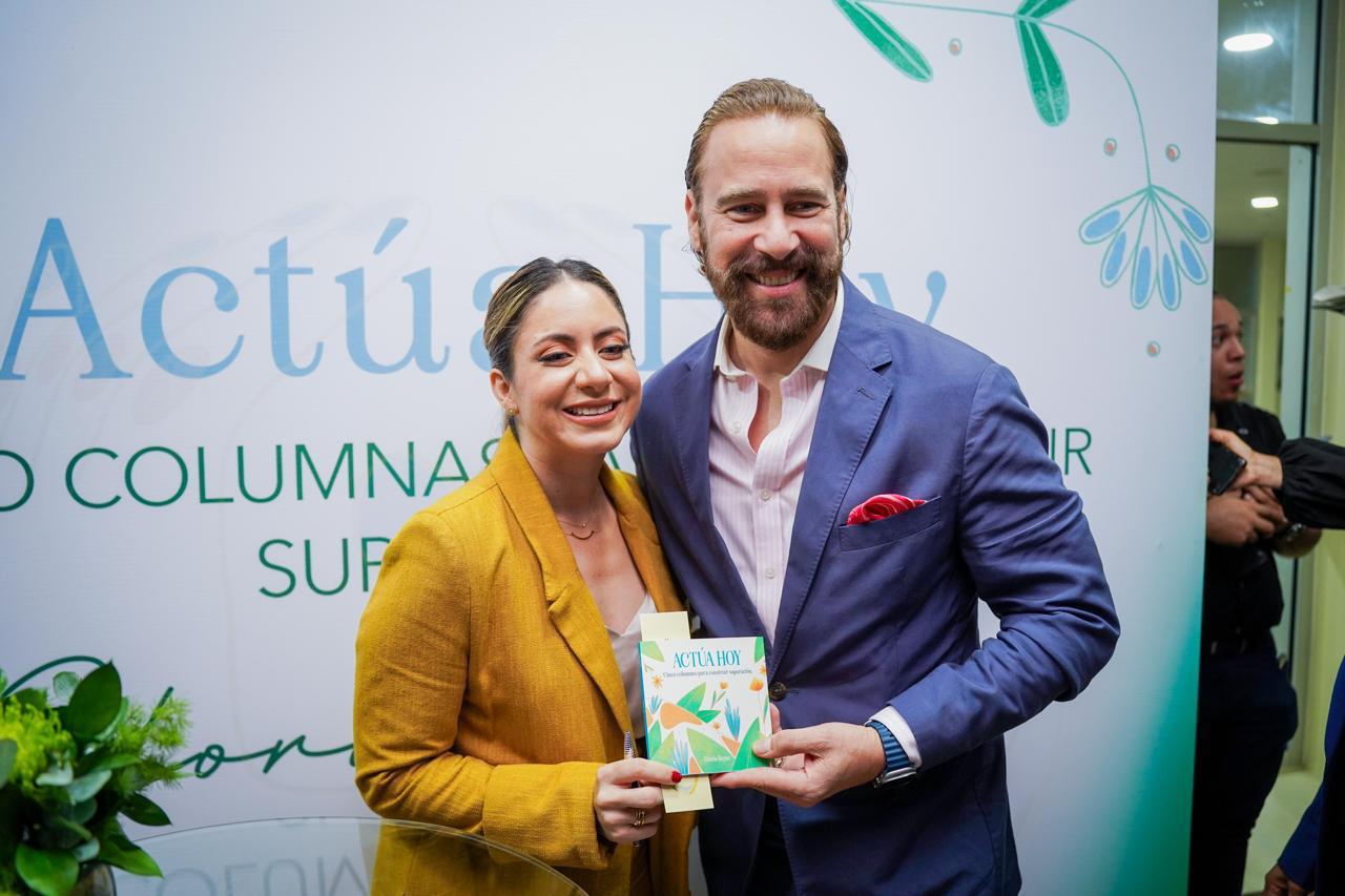 Gloria Reyes presenta su primer libro de superción personal