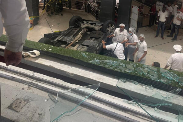 Vehículo cae del techo del Supermercado Nacional 27 de febrero