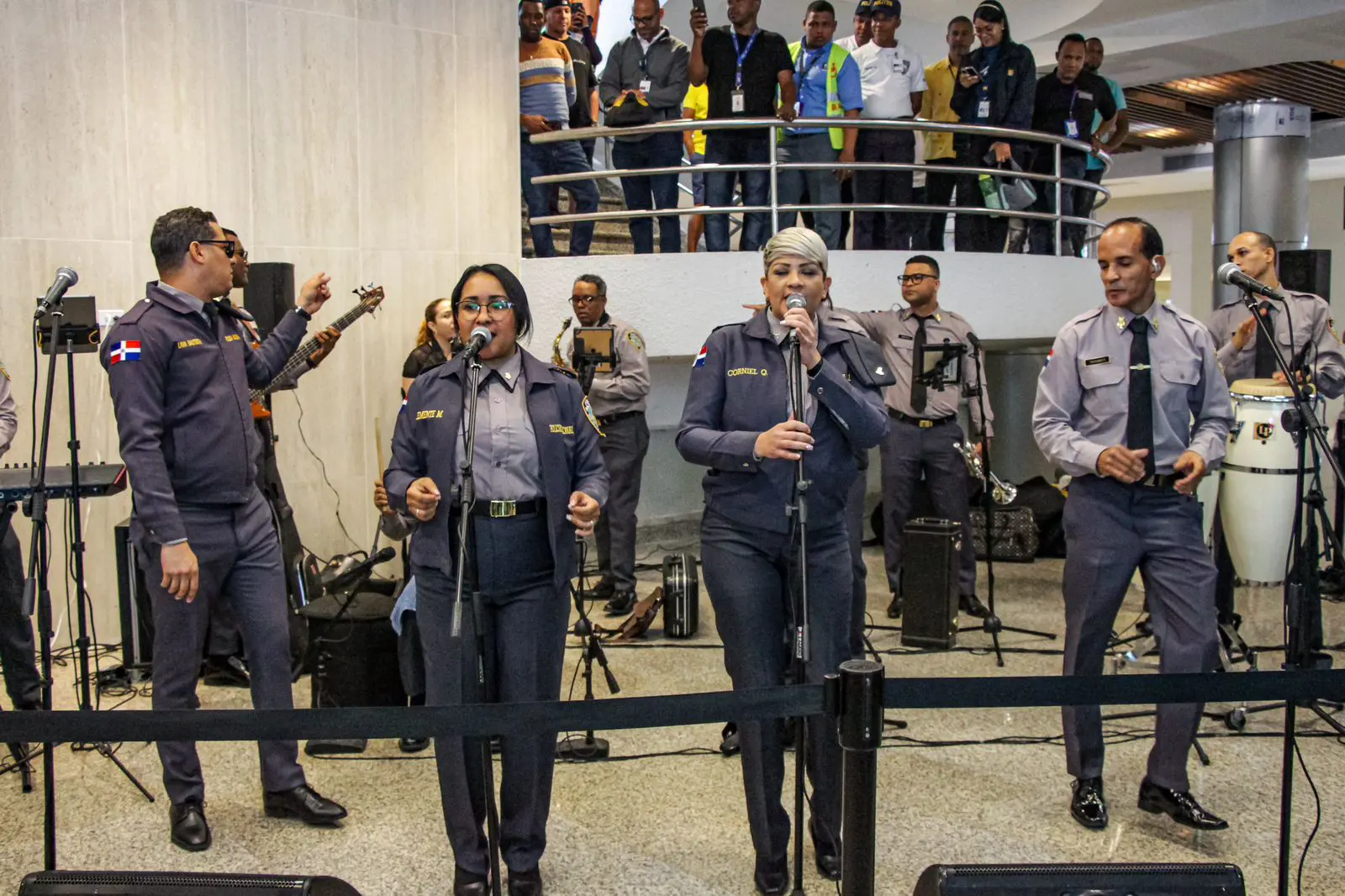 ¿Un RD Police Show?: Policía Nacional lleva música y diversión a viajeros en el AILA