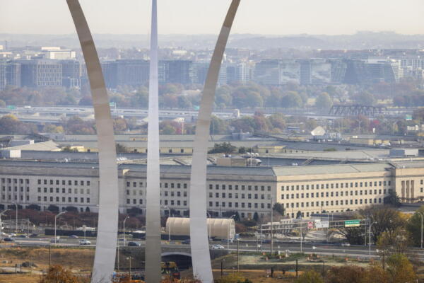 Fotografía de archivo del Pentágono, detrás del Monumento a la Fuerza Aérea de los Estados Unidos,