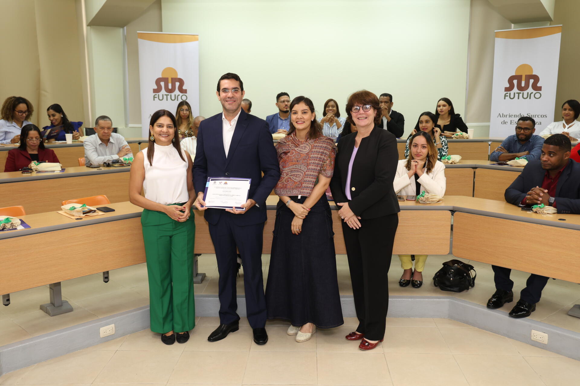 En fotografía: Entrega de reconocimiento por participación a Jean Suriel. 