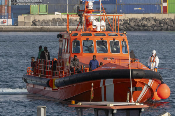 Salvamento Marítimo ha rescatado al mediodía de este jueves una nueva neumática con 55 migrantes a bordo en aguas de Lanzarote