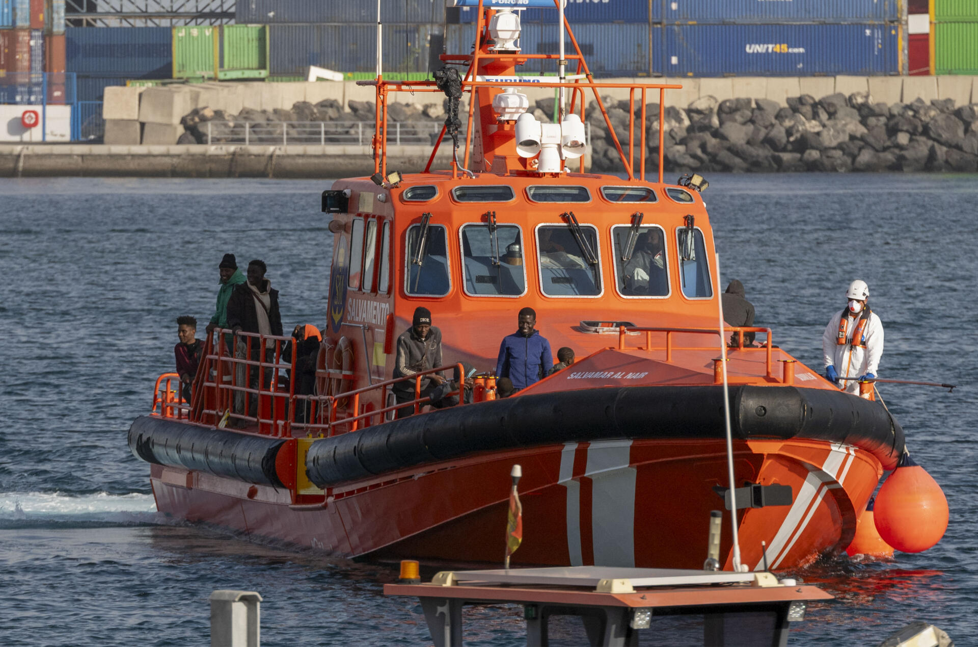 Salvamento Marítimo ha rescatado al mediodía de este jueves una nueva neumática con 55 migrantes a bordo en aguas de Lanzarote