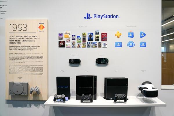 La videoconsola PlayStation salió al mercado un día como hoy hace 30 años y marcó un nuevo rumbo para la industria de los videojuegos (foto: EFE)
