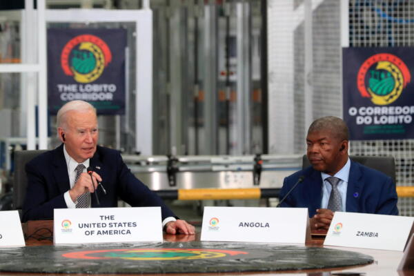   El presidente de Estados Unidos, Joe Biden (I) y el presidente de Angola, Joao Lourenç