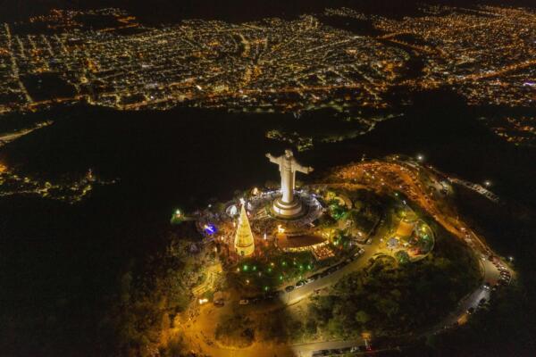 Fotografía del Cristo de la Concordia iluminado con motivos navideños en Cochabamba