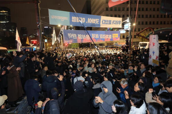 Personas se reúnen frente a la Asamblea Nacional en Seúl, exigiendo la retirada de la ley marcial.  EFE/EPA/YONHAP SURCOREA FUERA