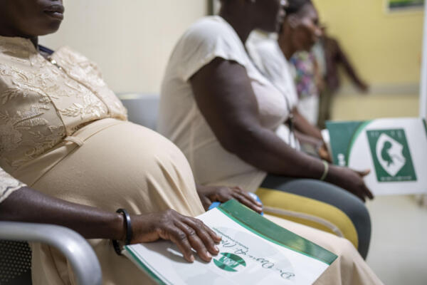 Fotografía del 26 de noviembre de 2024 de mujeres embarazadas esperando para ser atendidas en uno de los hospitales dominicanos situados cerca de la frontera con Haití,