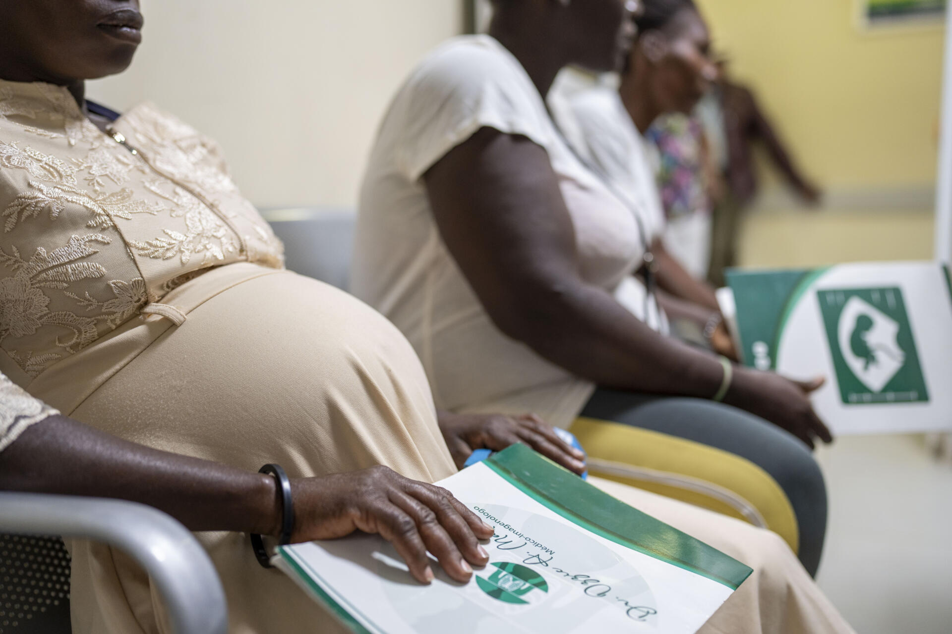 Fotografía del 26 de noviembre de 2024 de mujeres embarazadas esperando para ser atendidas en uno de los hospitales dominicanos situados cerca de la frontera con Haití,