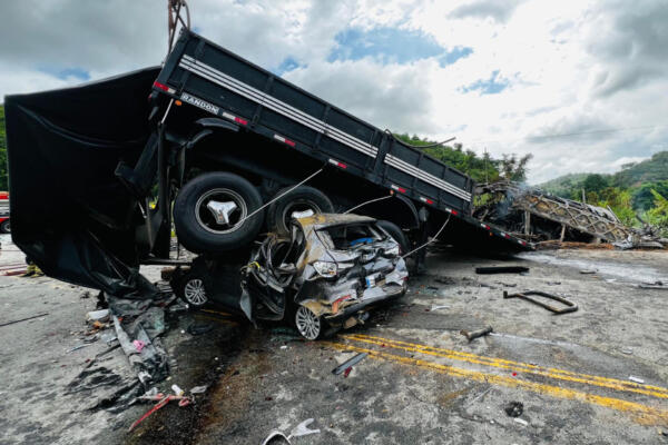 Fotografía cedida este sábado por Bomberos de Minas Gerais que muestra restos de los vehículos involucrados en un grave accidente cerca de la ciudad de Teófilo Otoni