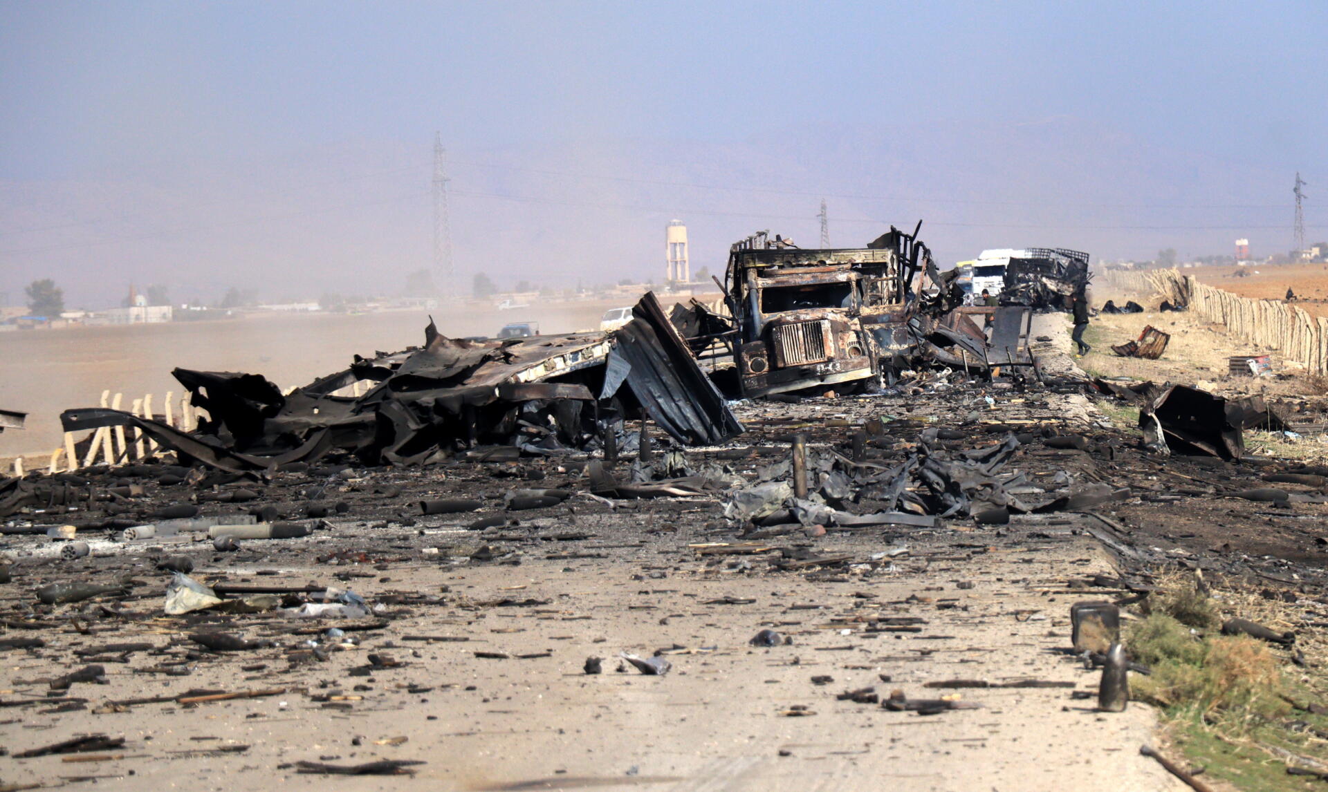 Camiones destruidos tras un ataque aéreo turco cerca de Qamishli, en el noreste de Siria.