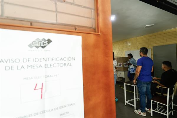 Fotografía de archivo de venezolanos votando el pasado 28 de julio de 2024 en Caracas (Venezuela)