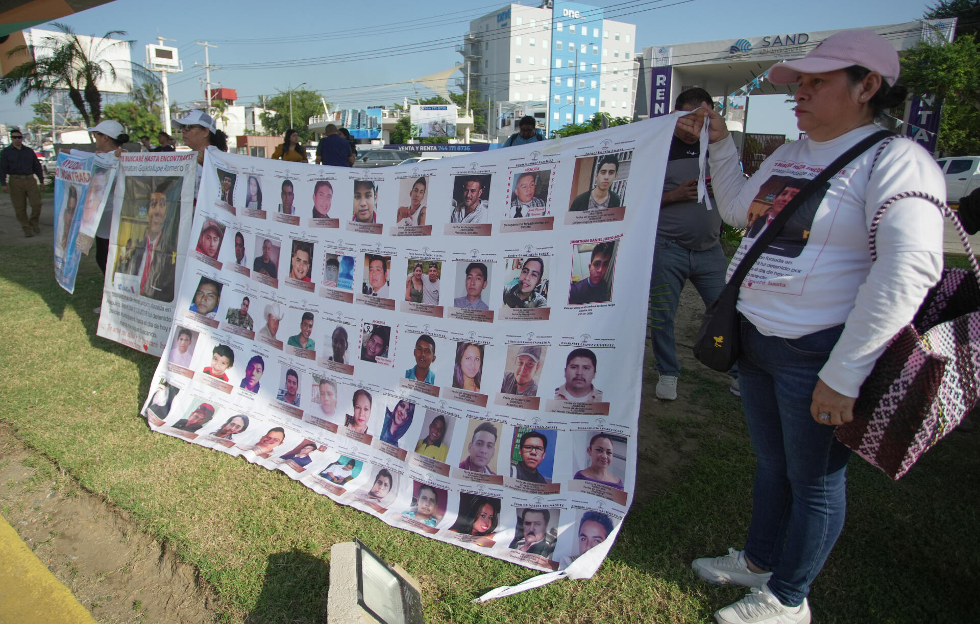 Familiares de personas desaparecidas, protestan este martes, previo al arribo de la presidenta de México