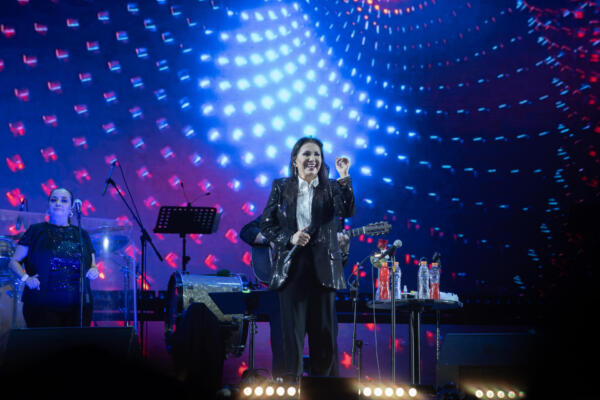 Ana Gabriel cantó y deleitó hasta la entrada de la madrugada de este sábado en el Estadio Olímpico Félix Sánchez de Santo Domingo (foto: EFE)