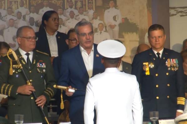 Abinader despertó la curiosidad de muchos al aparecer con el dedo índice de su mano derecha vendado durante la graduación número 73 de la Academia Naval