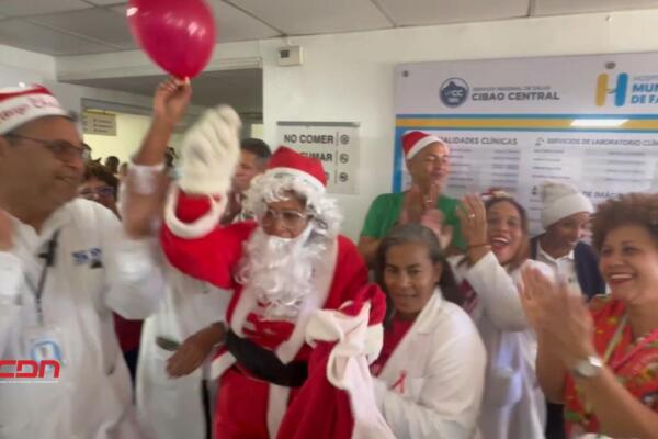 El aguinaldo navideño es una tradición en el hospital en esta época del año. Foto: CDN Digital 