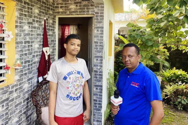 La historia de Aderbert Ariel Álvarez Martínez, un joven prodigio de 15 años, está cautivando al mundo por sus conocimientos y análisis.