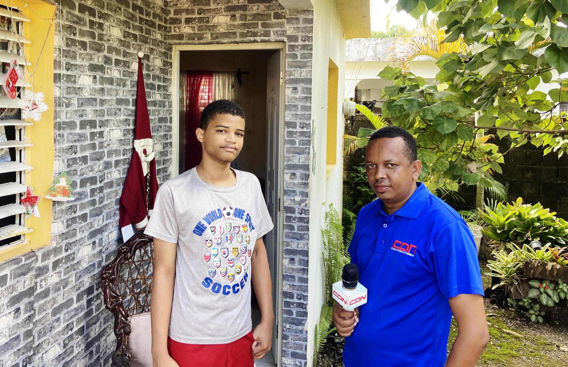 La historia de Aderbert Ariel Álvarez Martínez, un joven prodigio de 15 años, está cautivando al mundo por sus conocimientos y análisis.