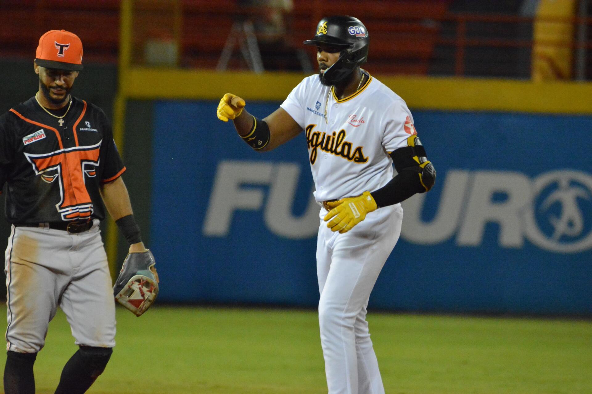 Águilas y Canario apabullan a los Toros en el Estadio Cibao