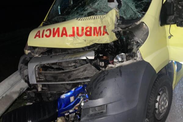  Un grupo de personas incendió la ambulancia involucrada, cuyo conductor huyó del lugar. 