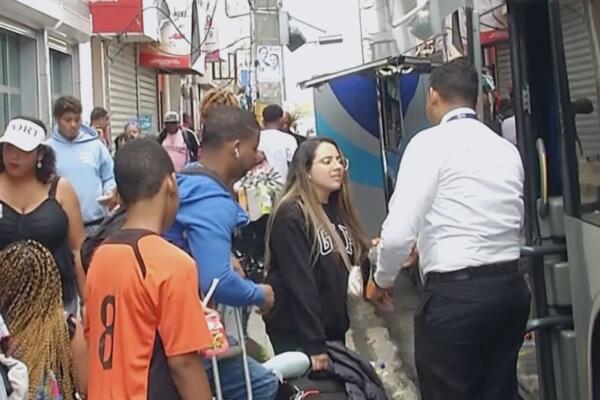 Ciudadanos inician a viajar al interior del país por Navidad.