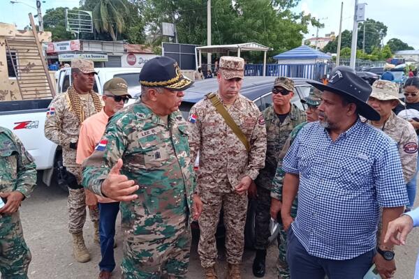 Vicealmirante Luis Rafael Lee Ballester junto al alcalde Santiago Riverón y otras autoridades. 