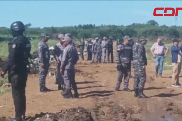 Miembros de la Policía Nacional encabezados por el general Juna Bautista Jiménez Reynoso.