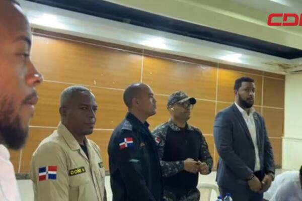 Autoridades municipales, civiles y militares reunidos para discutir problemáticas en Villa Altagracia.