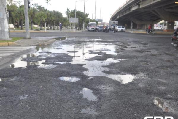 Estado de la intersección de la avenida John F. Kennedy con la calle Defilló, en el Distrito Nacional.