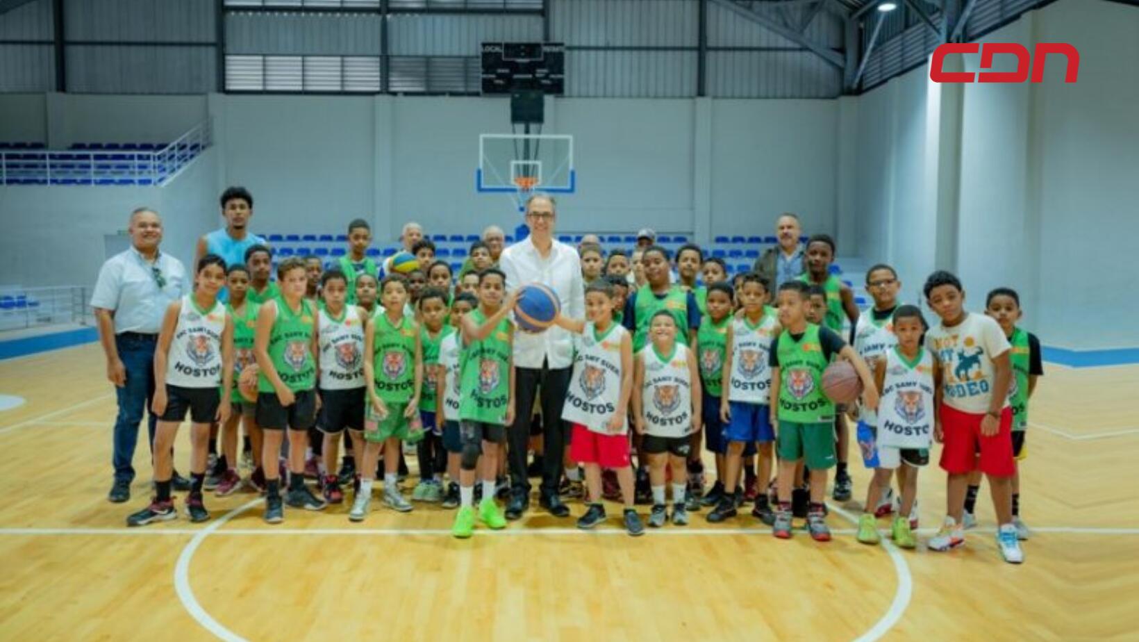 Banco Popular renueva cancha deportiva en Villa Tapia con inversión de RD$9.6 millones