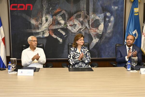 Banco de Reservas y el Ministerio de Educación firman acuerdo. 