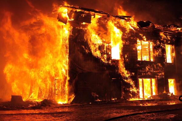 Bebé y niño de tres años mueren atrapados en incendio 