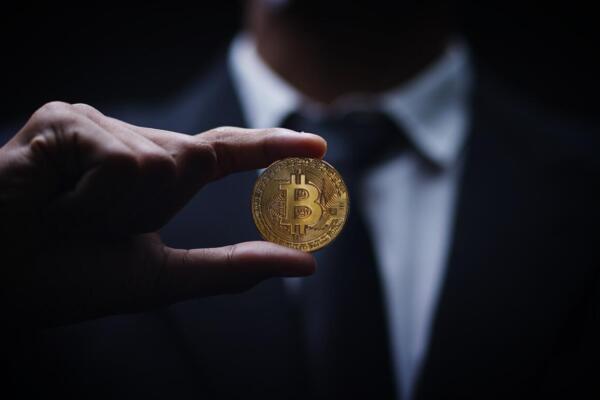 El bitcoin superó ayer la cifra de los 100.000 dólares por primera vez, en medio del optimismo generado por la elección de Donald Trump.