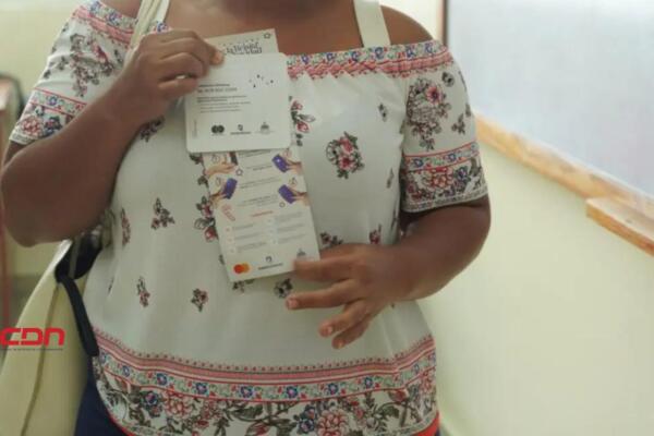 Programa Supérate entrega bonos navideños casa por casa en Villa Francisca. (foto, fuente externa)