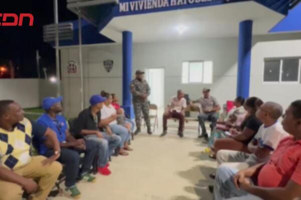 Representantes de la dirección policial local y residentes abordan problemativas en Proyecto Mi Vivienda, Hato del Yaque.