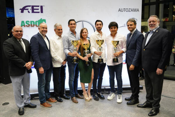 
Yvonne Losos de Muñiz, quien representó al país en los Juegos Olímpicos de París 2024, fue galardonada como Jinete Internacional de Adiestramiento; mientras que Andrés Soto, dominicano que acumula el mejor ranking en la FEI, obtuvo el premio de Jinete Internacional en Salto.