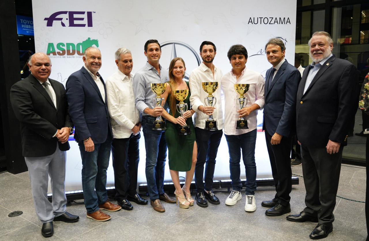 Yvonne Losos de Muñiz, quien representó al país en los Juegos Olímpicos de París 2024, fue galardonada como Jinete Internacional de Adiestramiento; mientras que Andrés Soto, dominicano que acumula el mejor ranking en la FEI, obtuvo el premio de Jinete Internacional en Salto.