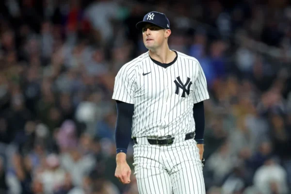 La temporada pasada no fue la mejor para Holmes, pero el lanzador derecho hizo el trabajo en el bullpen de los Yankees. Holmes terminó la temporada regular con una efectividad de 3.14, la más alta en sus cuatro temporadas con Nueva York, logrando 30 salvamentos, un récord personal, a pesar de quedar fuera del rol de cerrador en algunas ocasiones. 