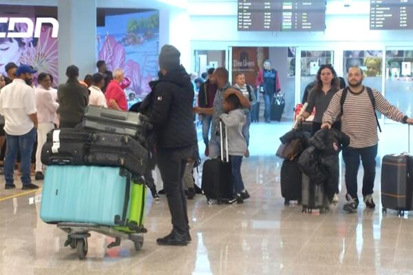 Dominicanos y extranjeros arriban al país por el Aeropuerto Internacional de las Américas (AILA) para celebrar la Navidad con sus familiares. Foto: CDN Digital